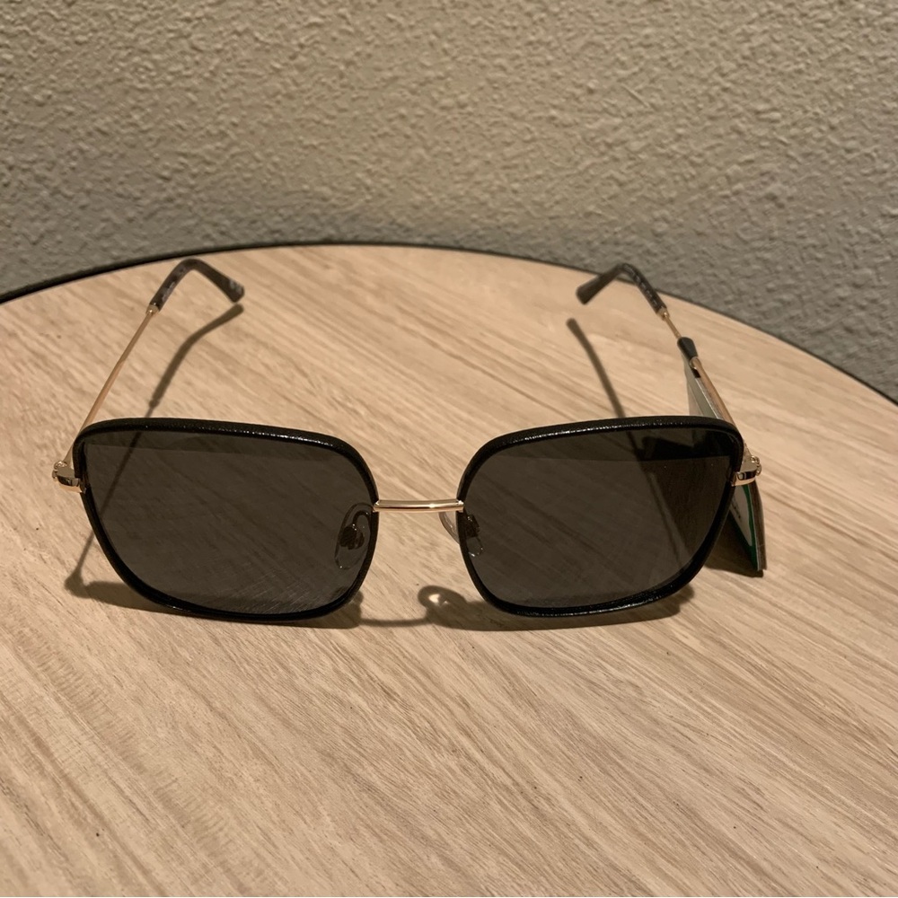 Foster Grant NWT Women’s Polarized Sunglasses w/square lenses and gold frame